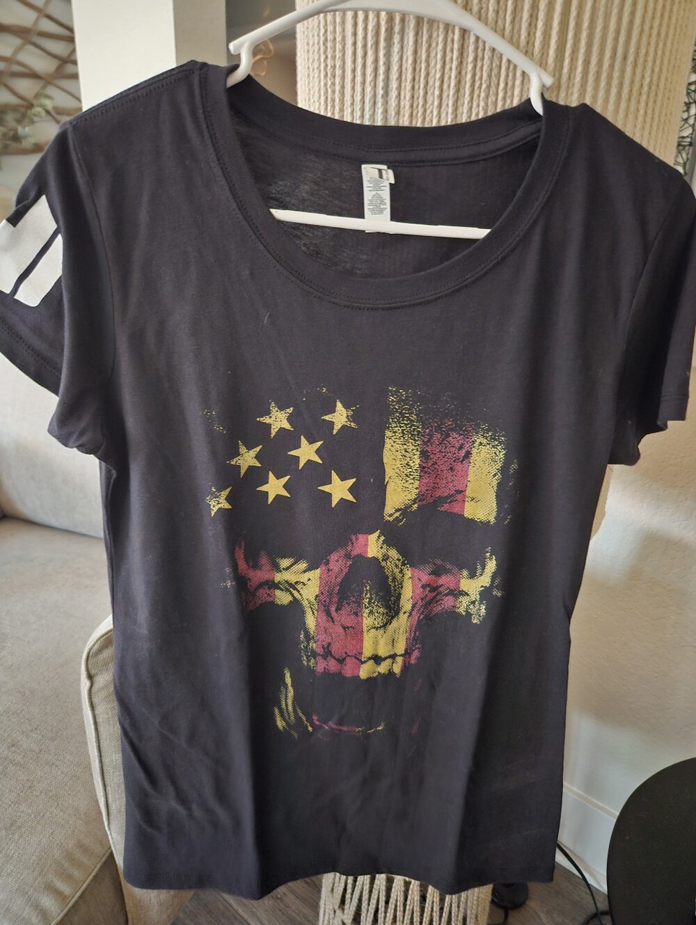 Hodgetwins Womens Black Graphic Skull Tee with Distressed Flag Print